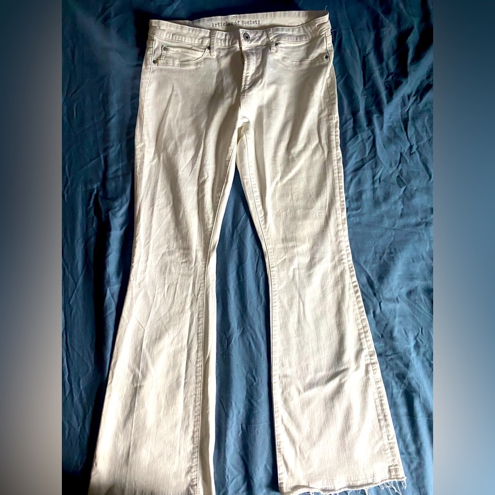 Articles of Society white flare jeans with raw hem sz 32